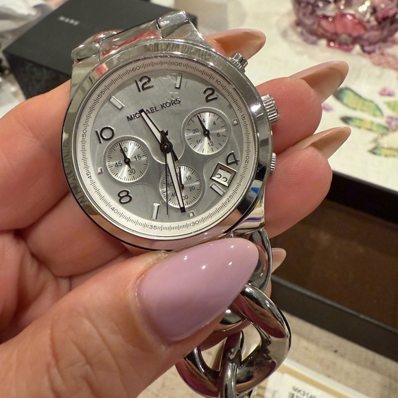 Michael Kors Silver Chain Link Watch - Picture 1 of 6
